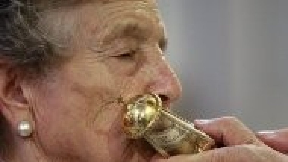 Una señora besando las reliquias de san Pantaleón