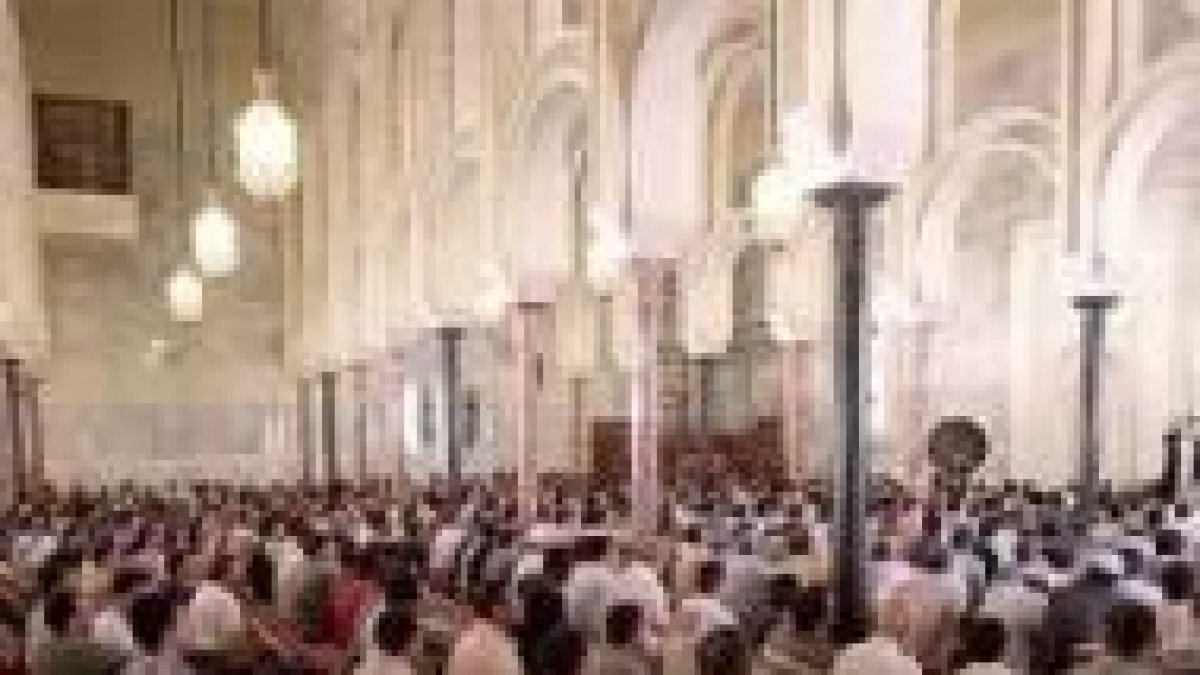 Fieles musulmanes durante el rezo en la mezquita de Madrid