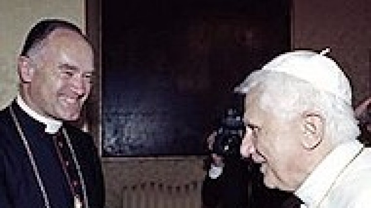 El superior de la FSSPX, Bernard Fellay, con el Papa.