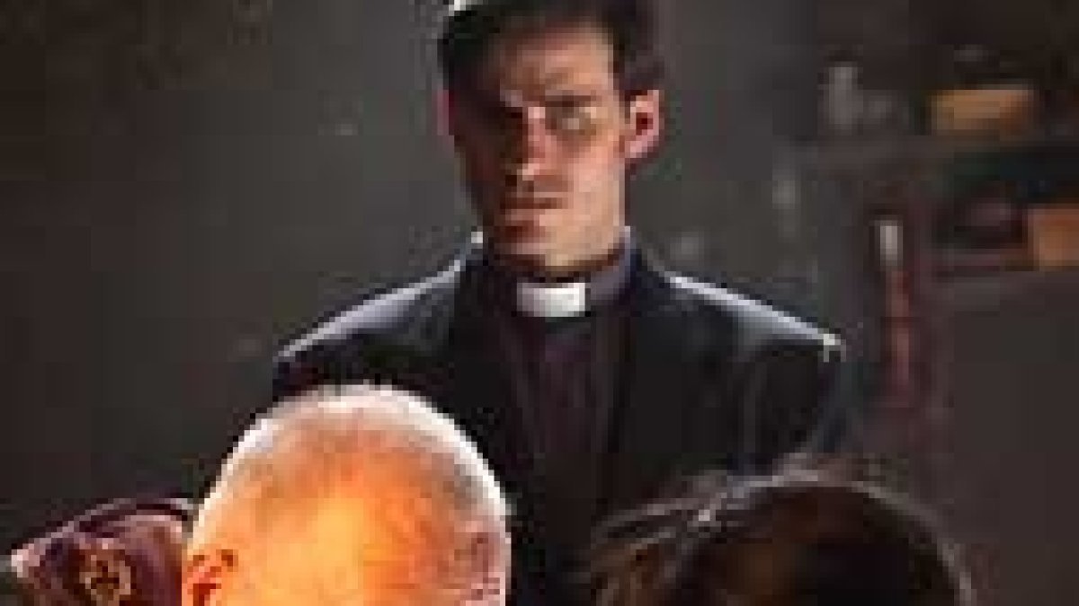 El cura Anthony Hopkins en acción.