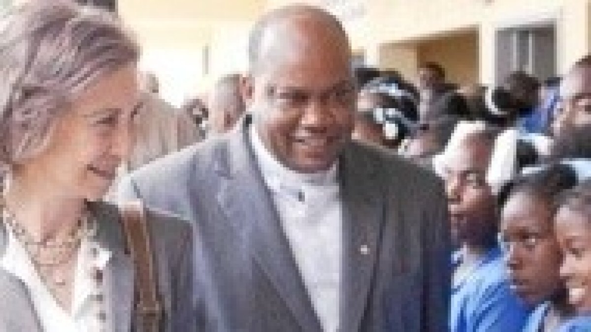 La Reina Doña Sofía con los niños de Haití