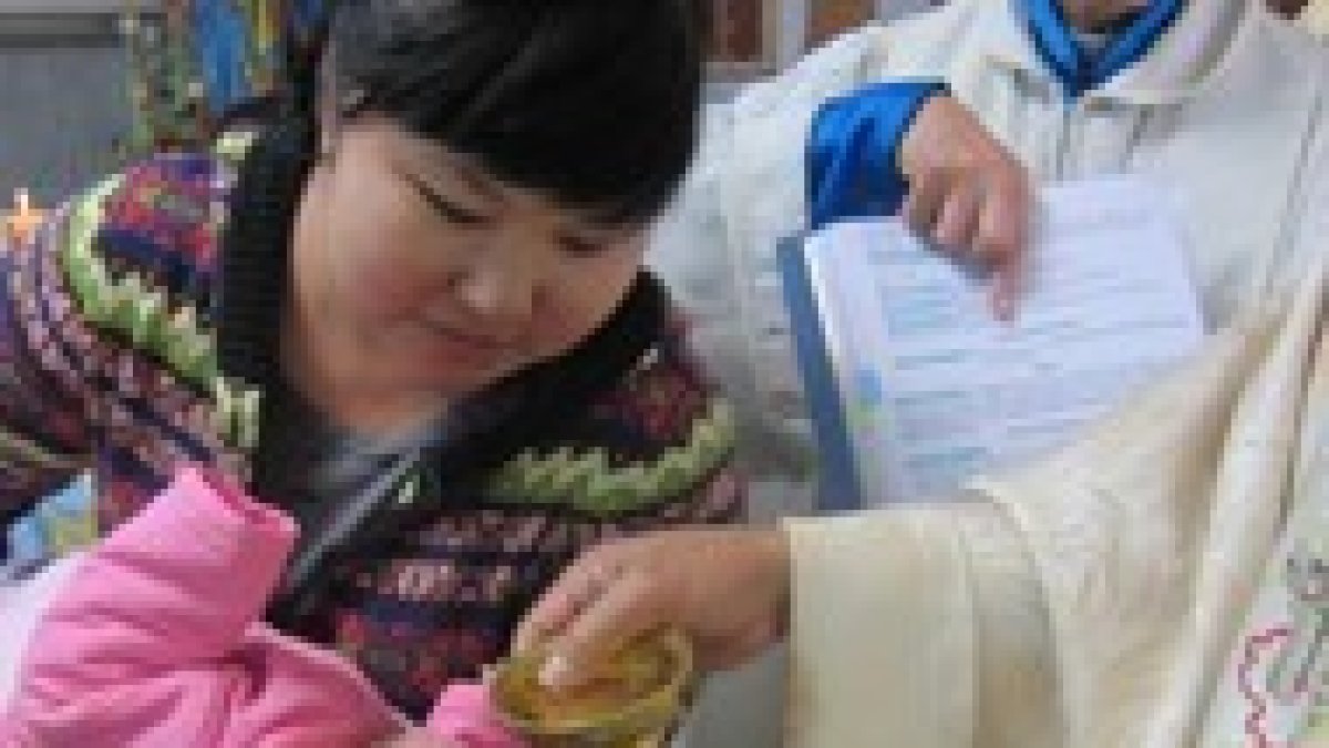 Bautismo de una niña de Mongolia