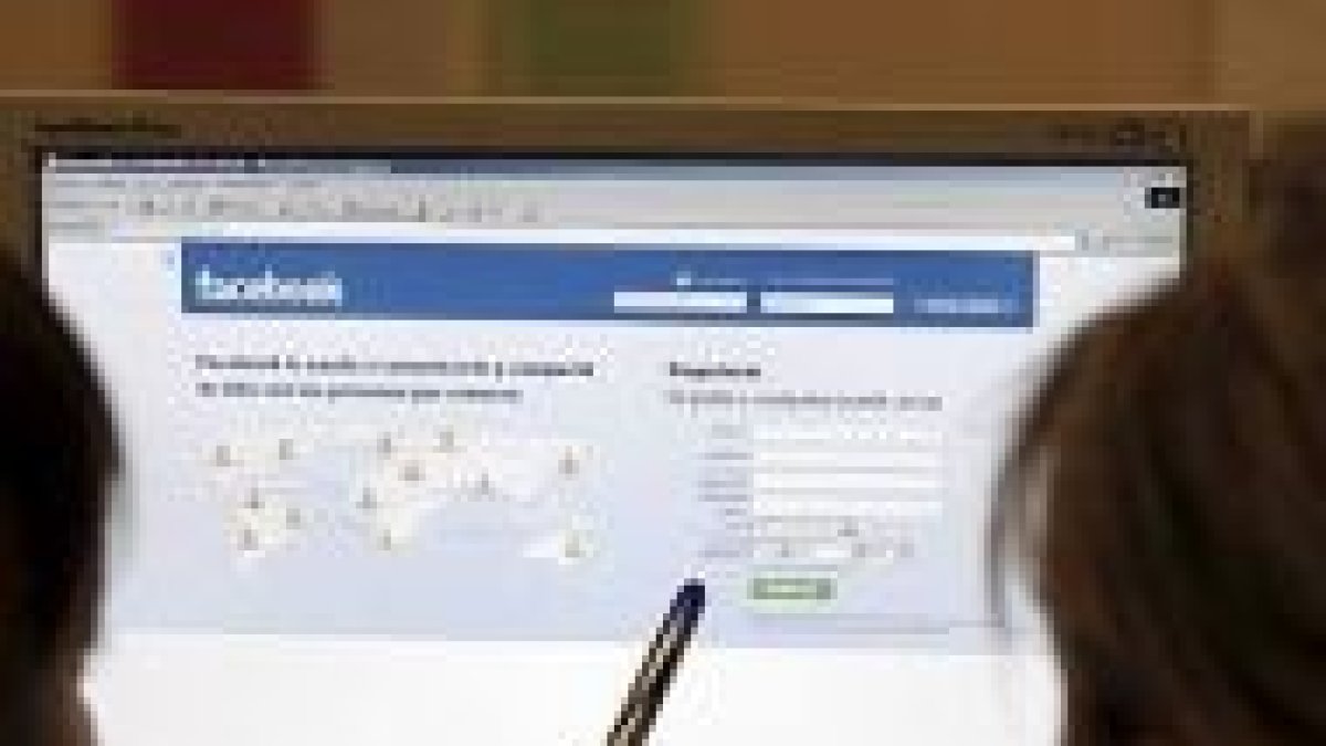 Dos personas accediendo a Facebook