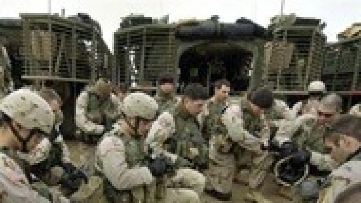 Soldados norteamericanos rezando