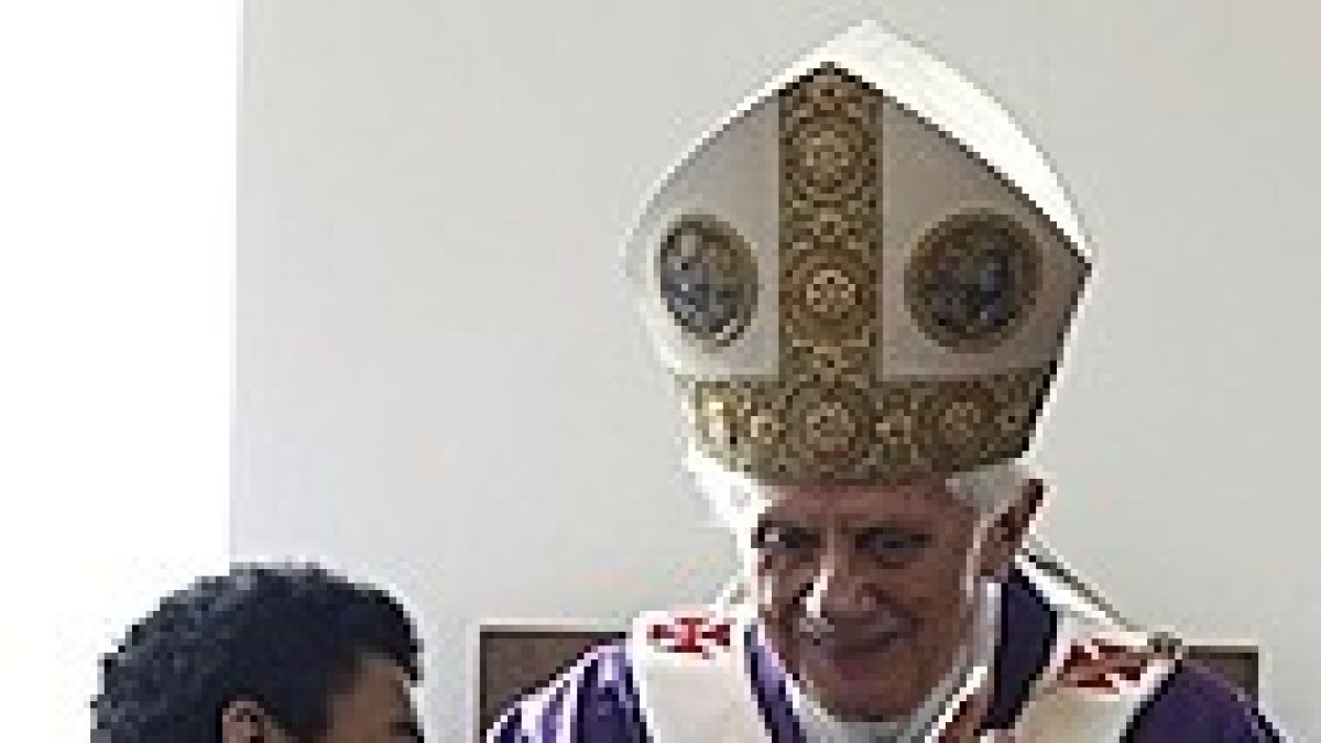 Con la camiseta del equipo del barrio.