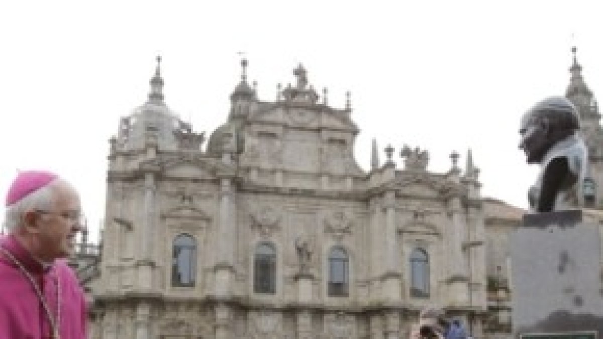 Monseñor Julián Barrio frente a la estatua
