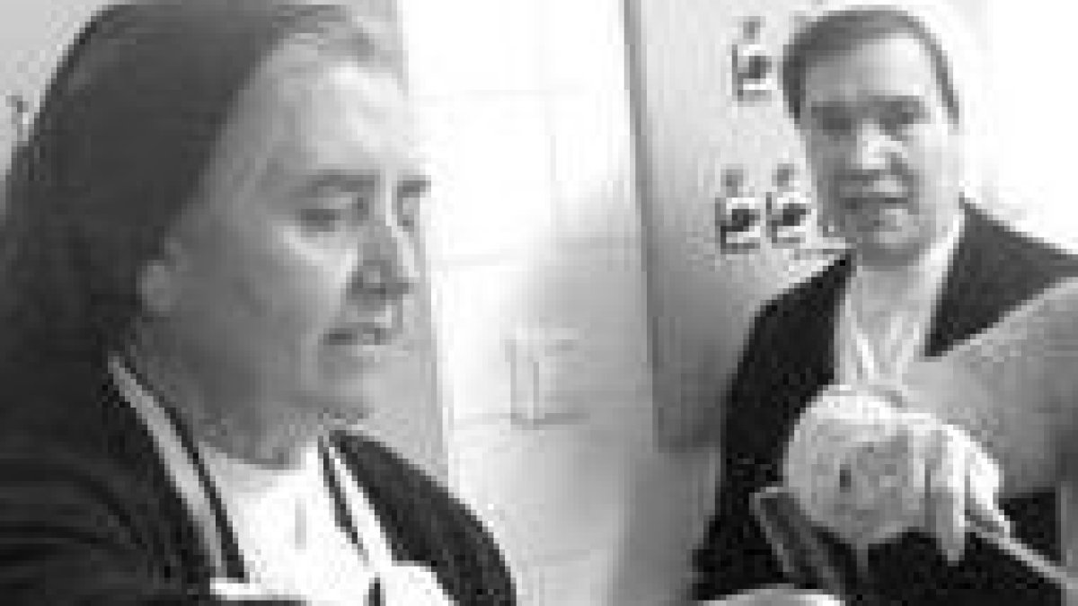 Hijas de la Caridad preparando la comida para unos marginados