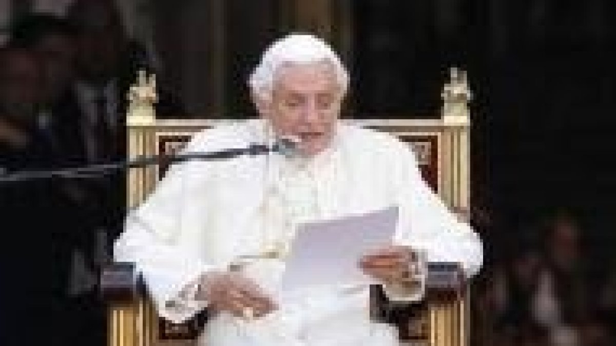 El Papa leyendo el discurso