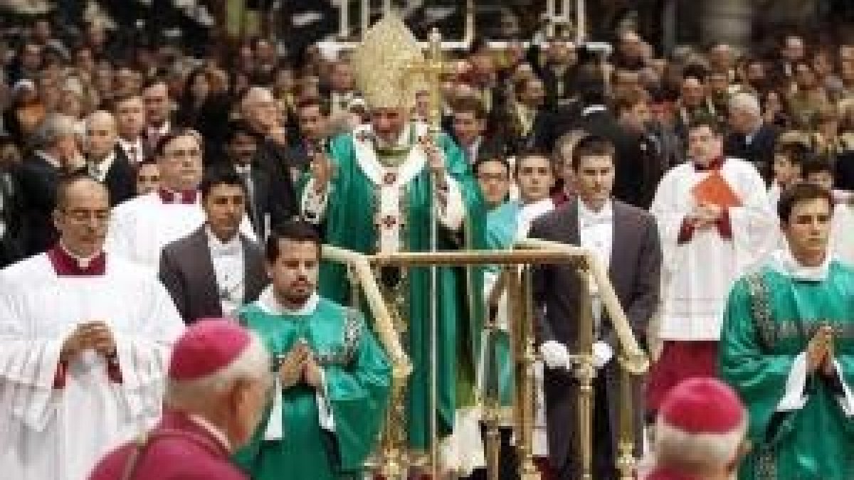 Benedicto XVI sobre la plataforma móvil en el Vaticano
