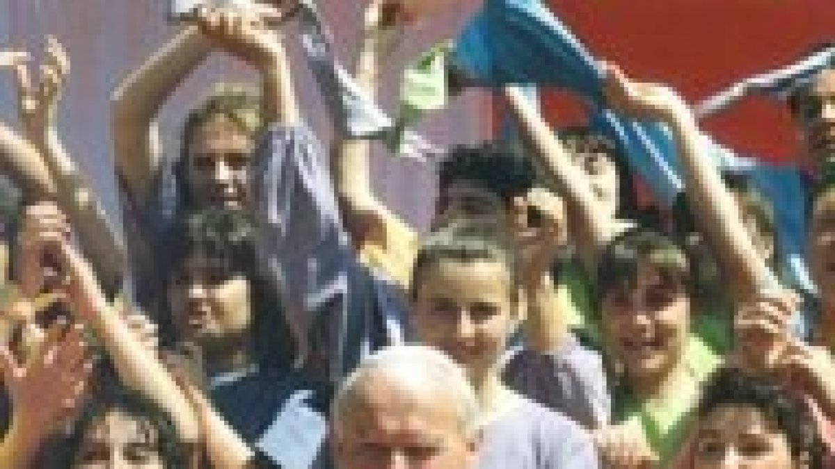 El beato Juan Pablo II rodeado de jóvenes