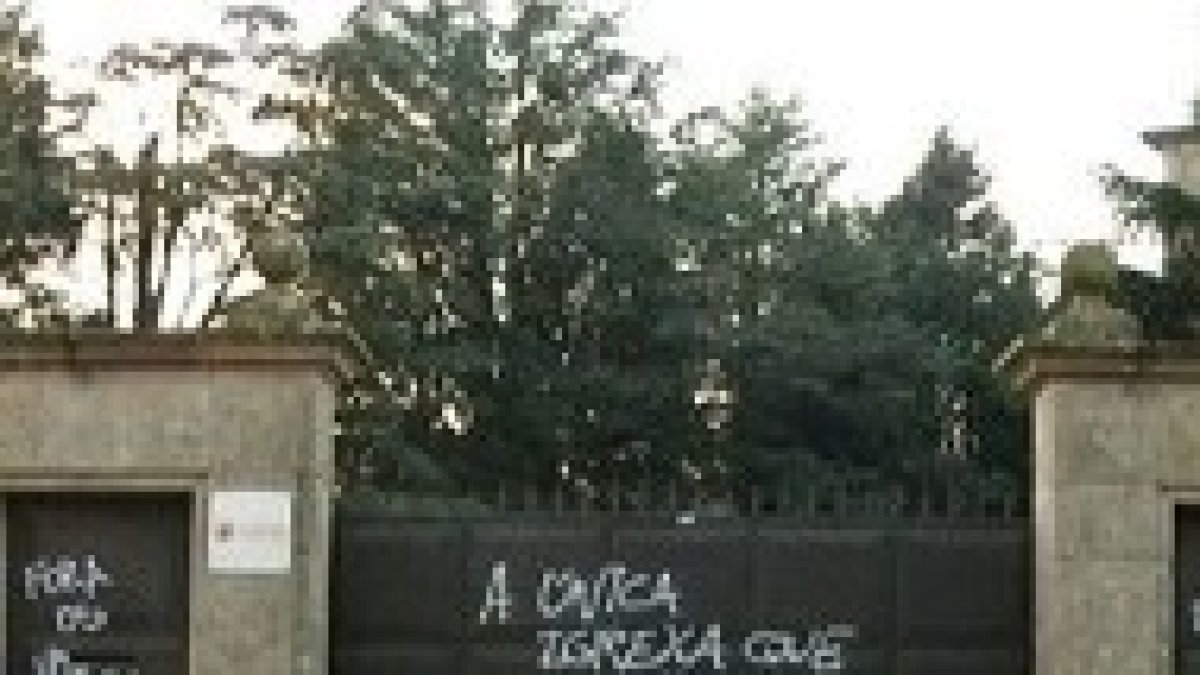 Pintada contra la Iglesia a las puertas del Seminario de Santiago