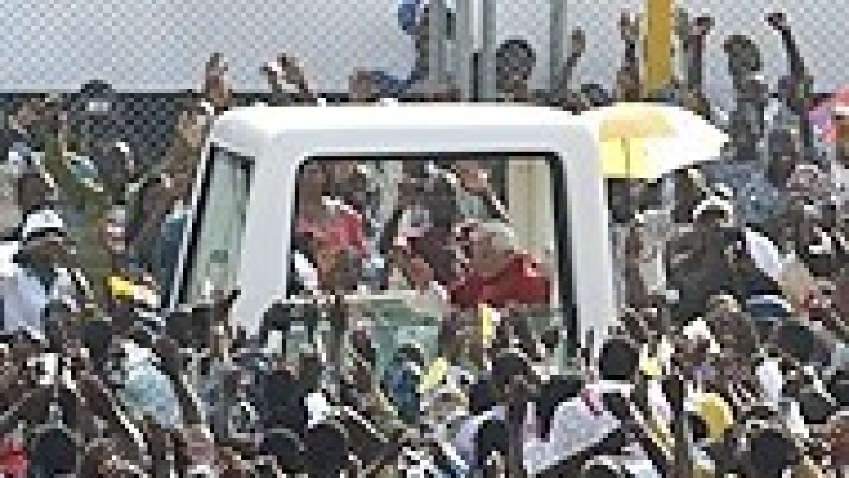 Llegada al Estadio de la Amistad de Cotonou.