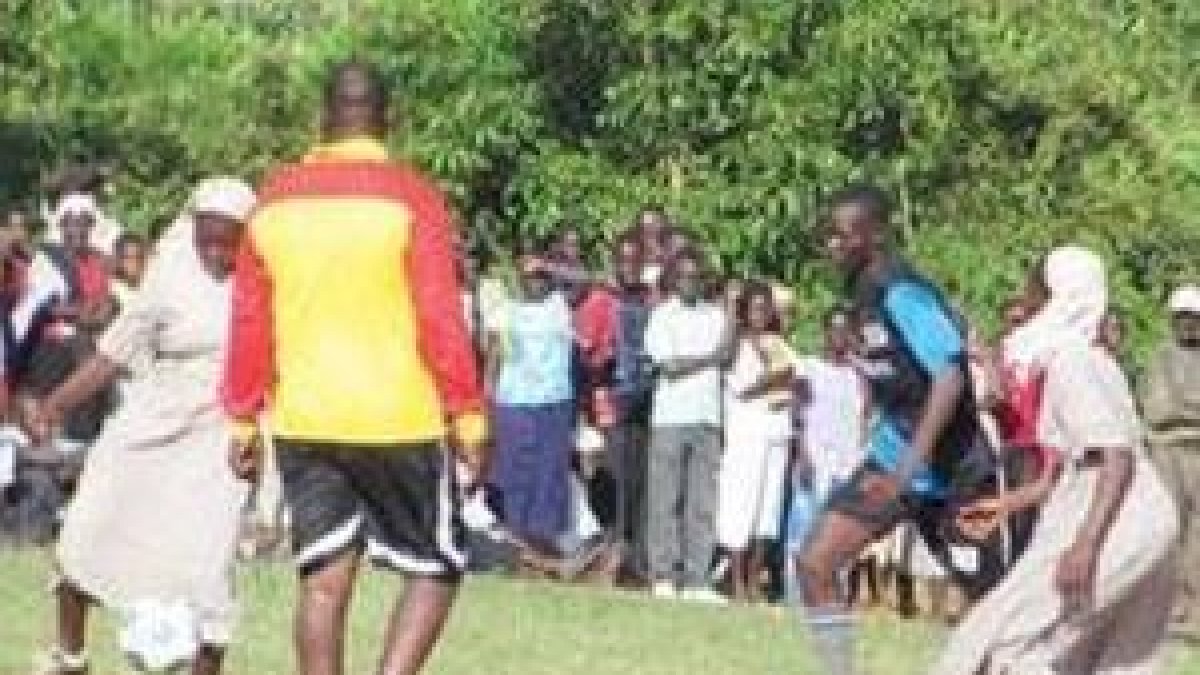 Monjas keniatas jugando un partido solidario de fútbol