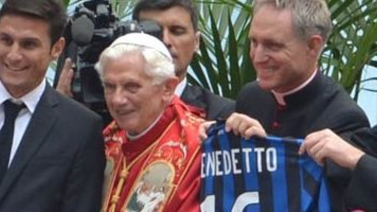 Benedicto XVI con el futbolista Javier Zanetti