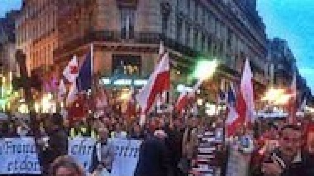 Miles de personas protestan a las puertas del teatro.