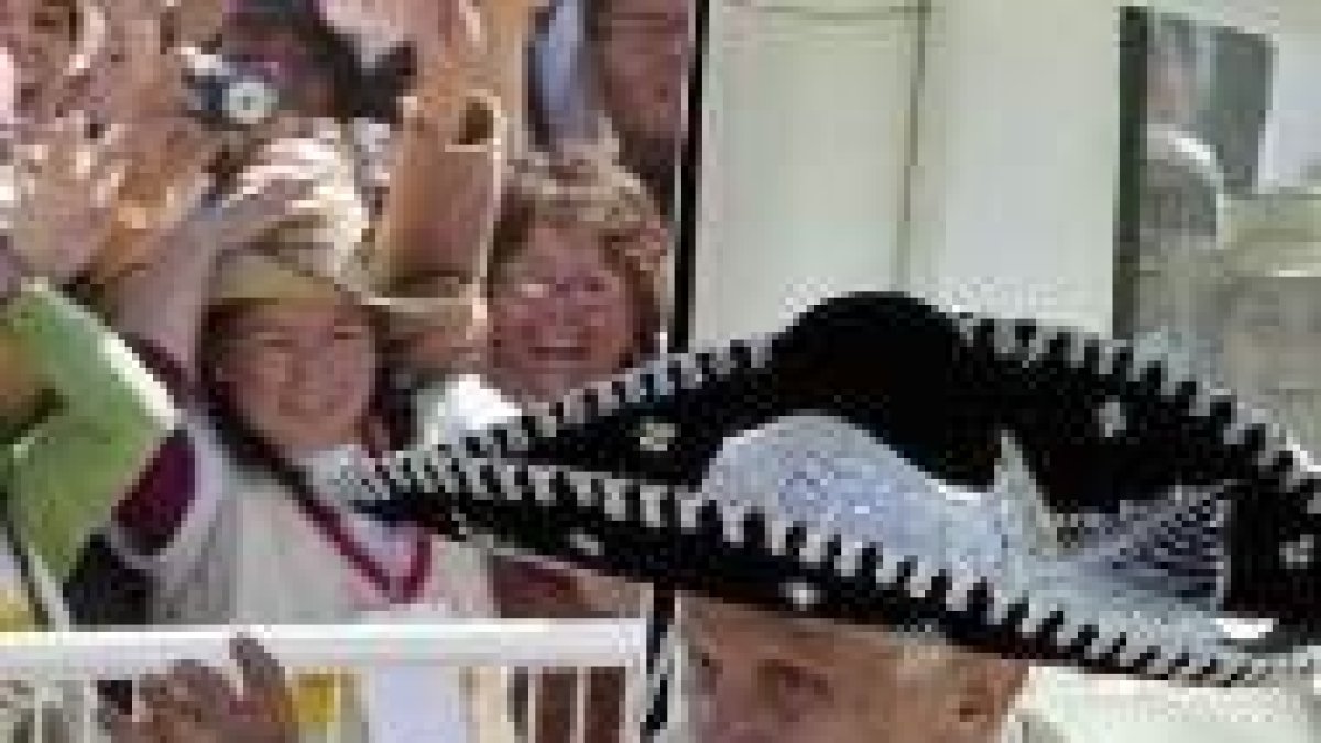 Benedicto XVI con sombrero de charro