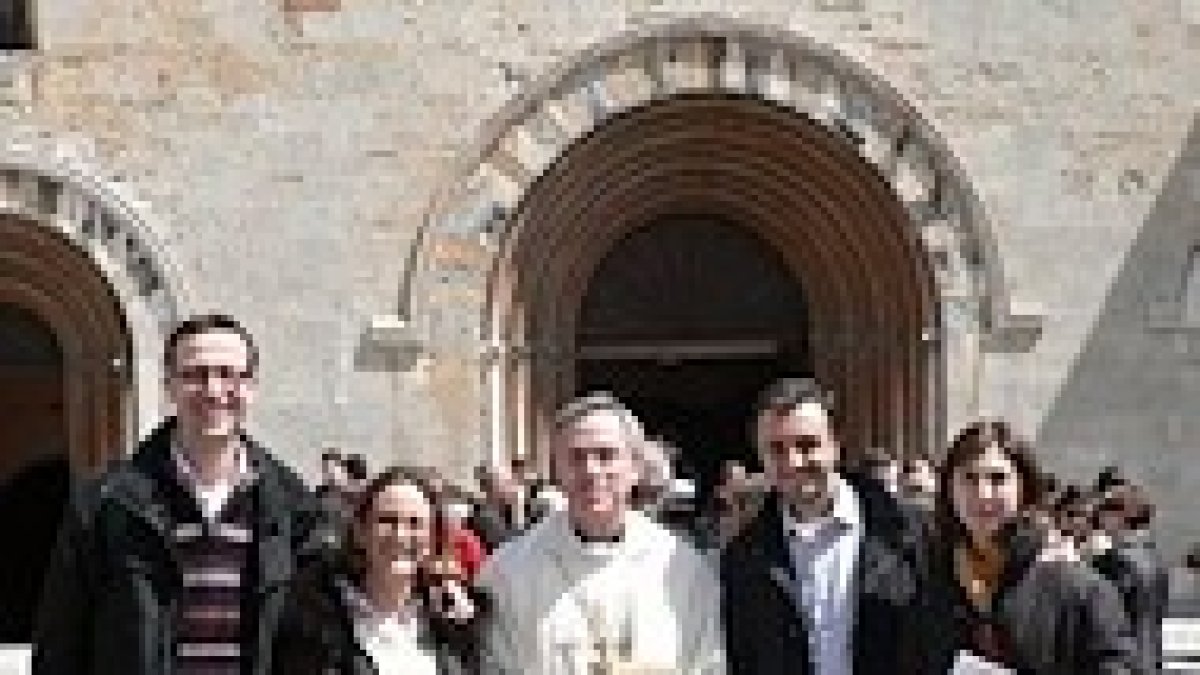 Onofre e Iciar, a la derecha, con el obispo de Vic en 2009.