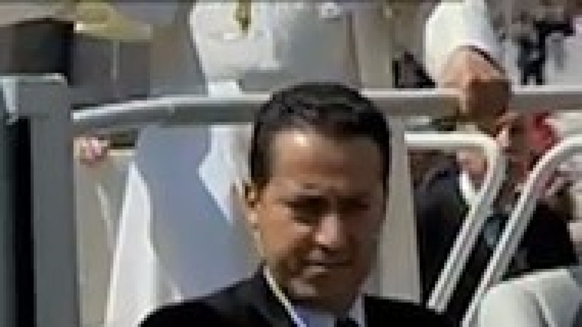 Paolo Gabriele en el papamóvil.