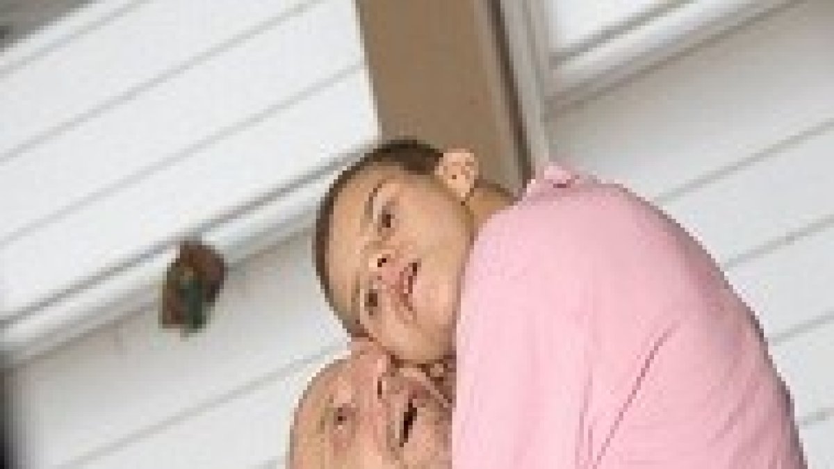 El periodista abraza a su hijo que tiene parálisis cerebral