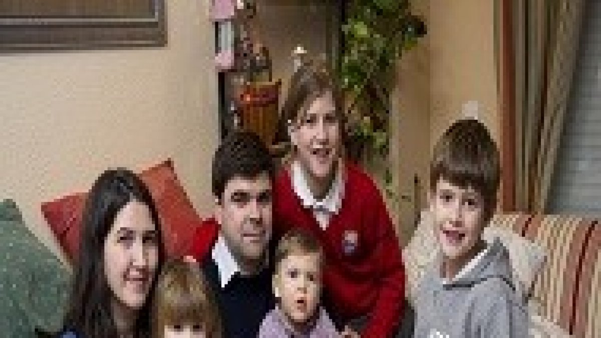 Nuria junto a su marido e hijos