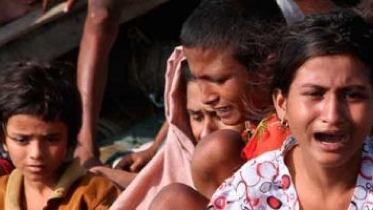 Niños huyendo de la violencia en Bangladesh