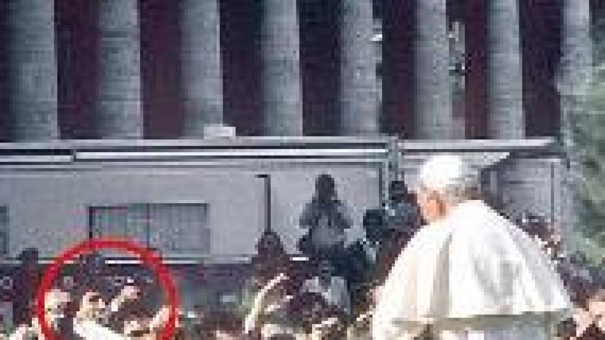 Alí Agca alza la pistola contra Juan Pablo II