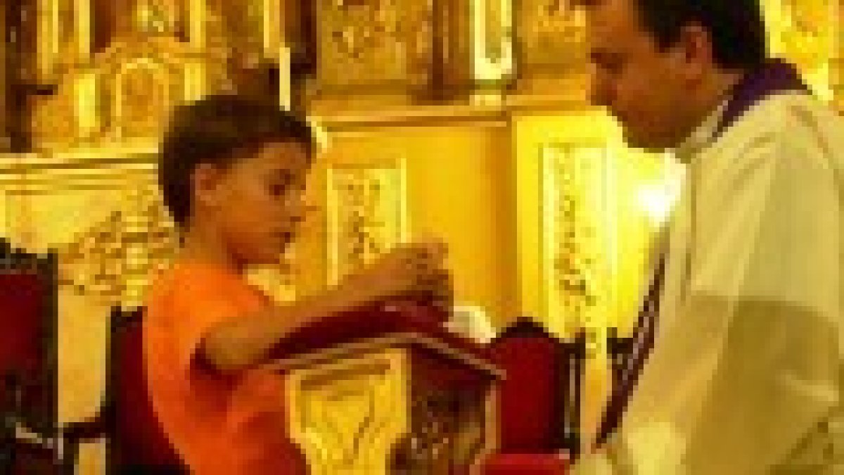 Fisichella pide que en cada diócesis haya un lugar que haga confesiones 24 horas al día