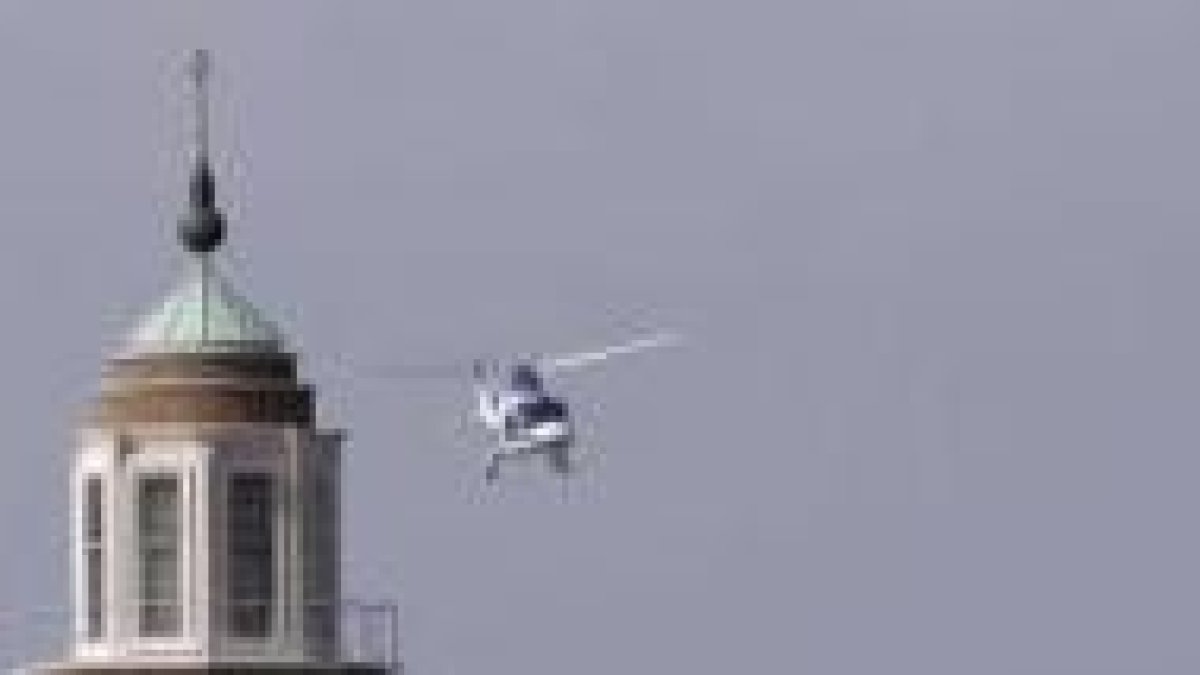 El helicóptero papal vuelve con Benedicto XVI