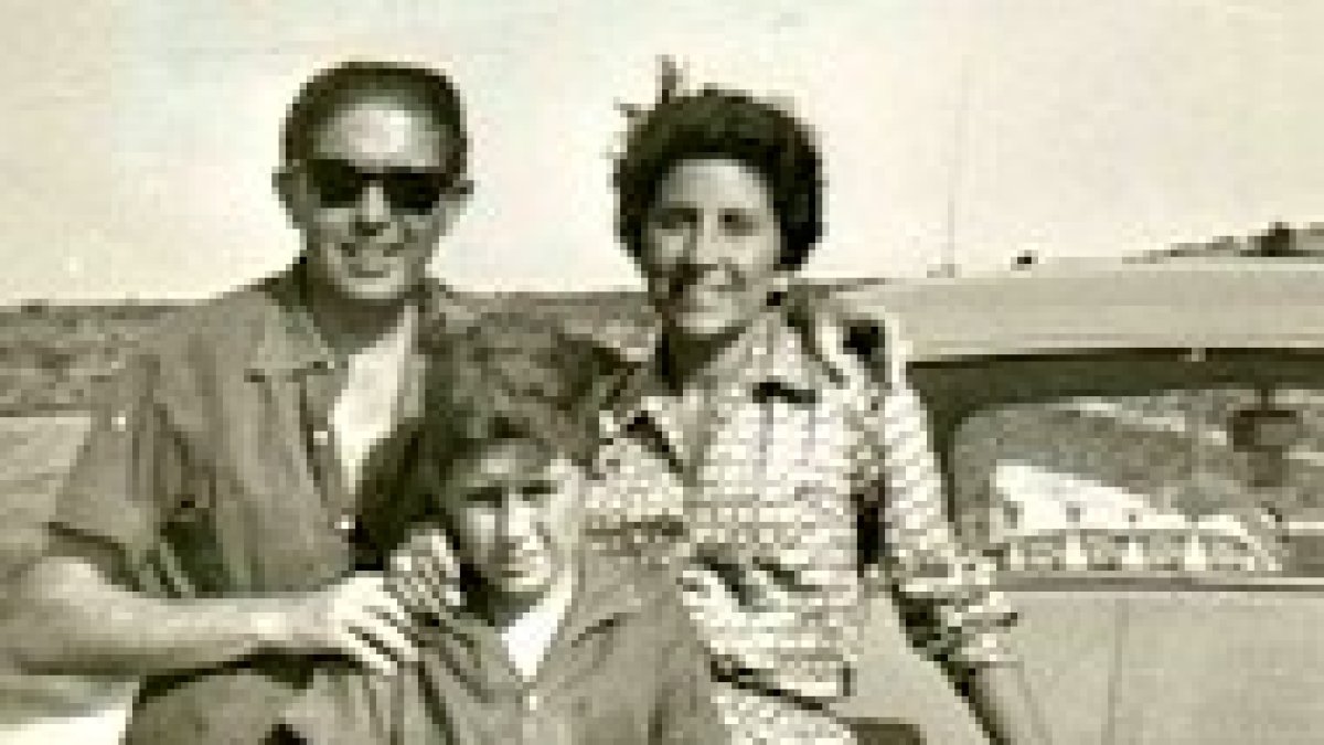 Faustino, con sus padres.