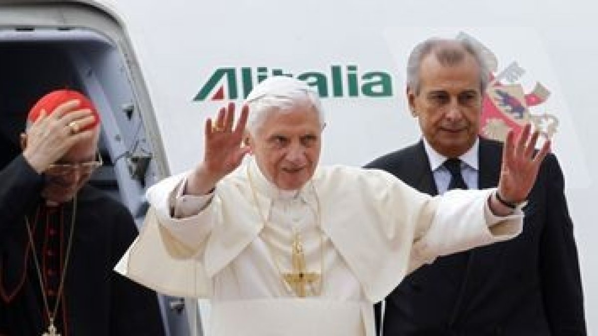 Benedicto XVI al llegar al Líbano