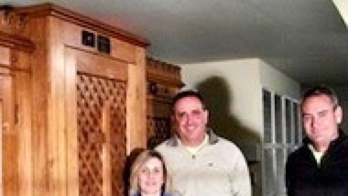 Los fieles, junto a sus nuevos confesionarios.