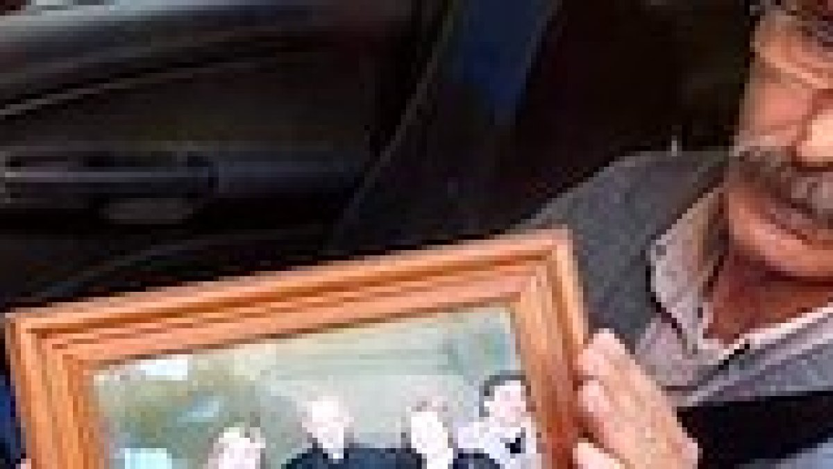 Aníbal Gulias, en el taxi donde llevó al Papa Bergoglio muchas veces.