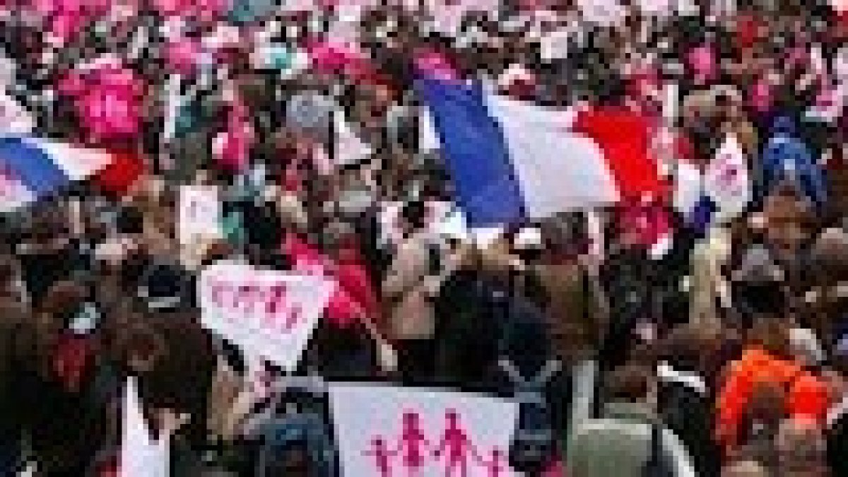 La oposición en Francia crece sin parar: un 56 por ciento se opone a las adopciones «gay»
