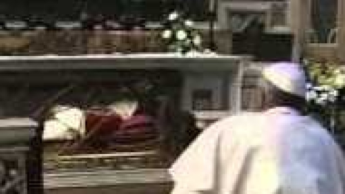 Francisco oró ante la tumba de Juan XXIII