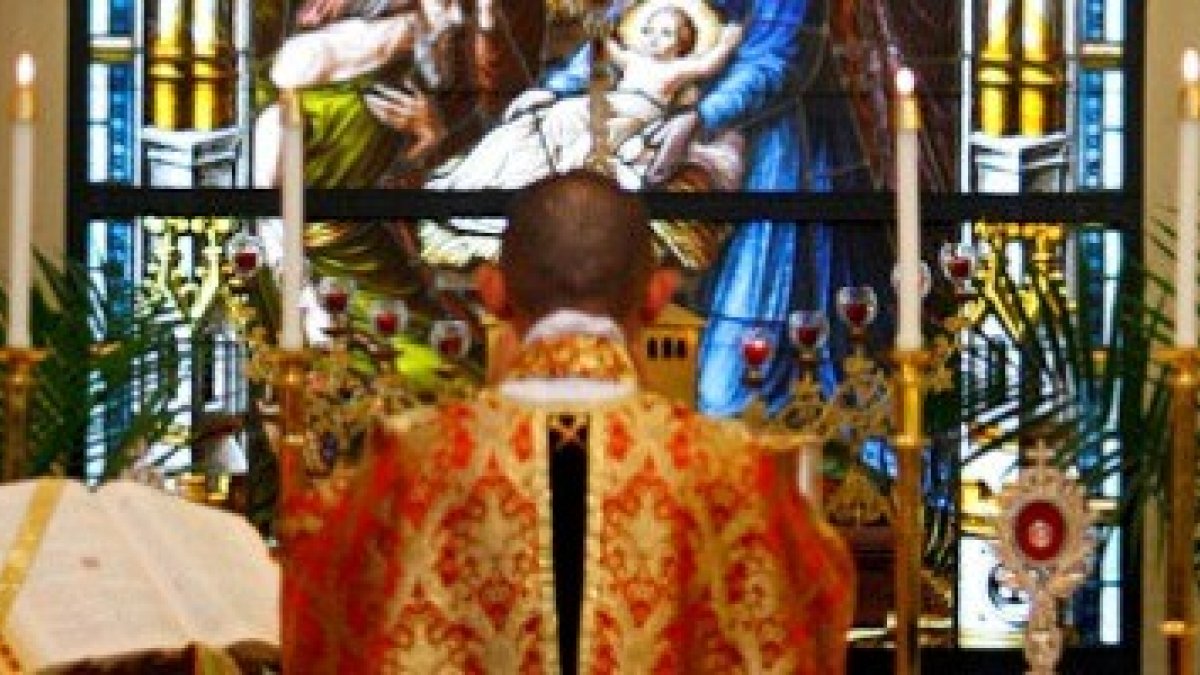 El padre Edward Y. Yew celebra la misa latina por la forma extraordinaria en Ocklahoma