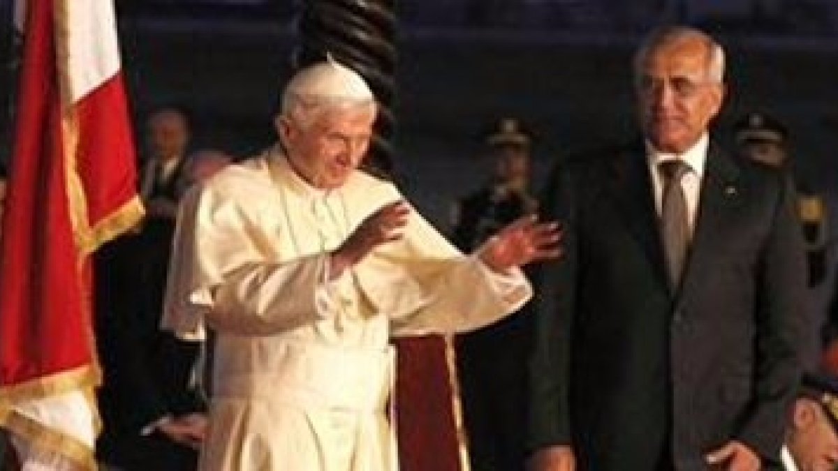 A los pies del avión, junto al presidente libanés.