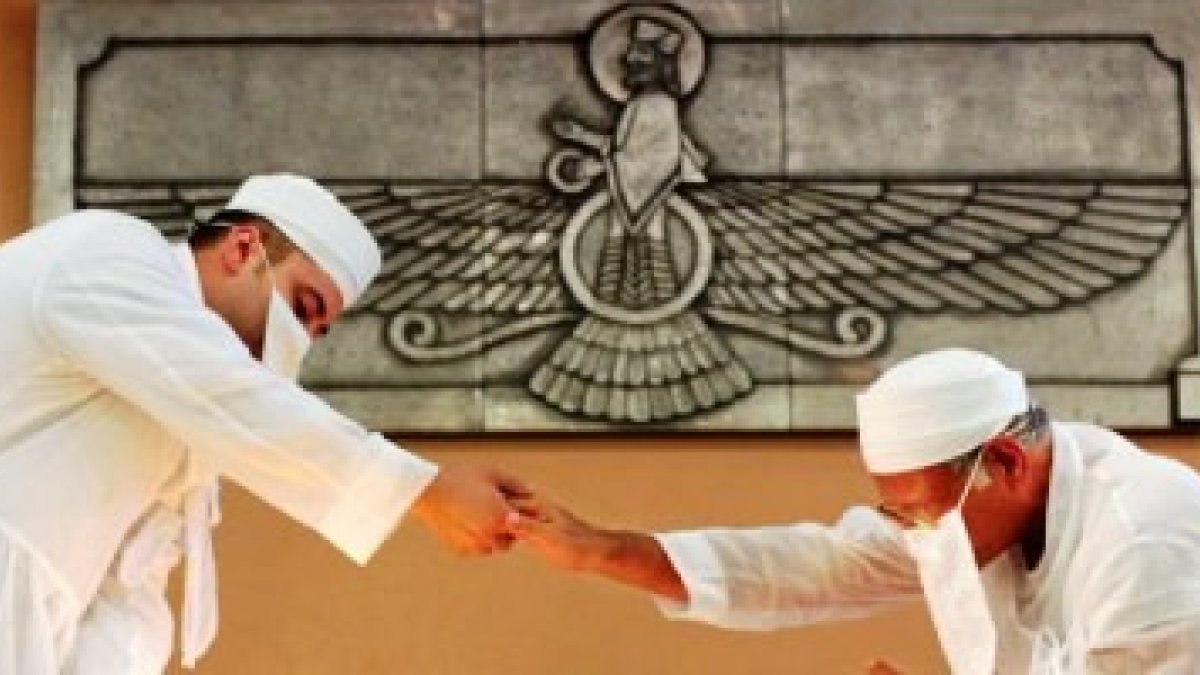 Ritual zoroastriano en un Templo del Fuego en EEUU
