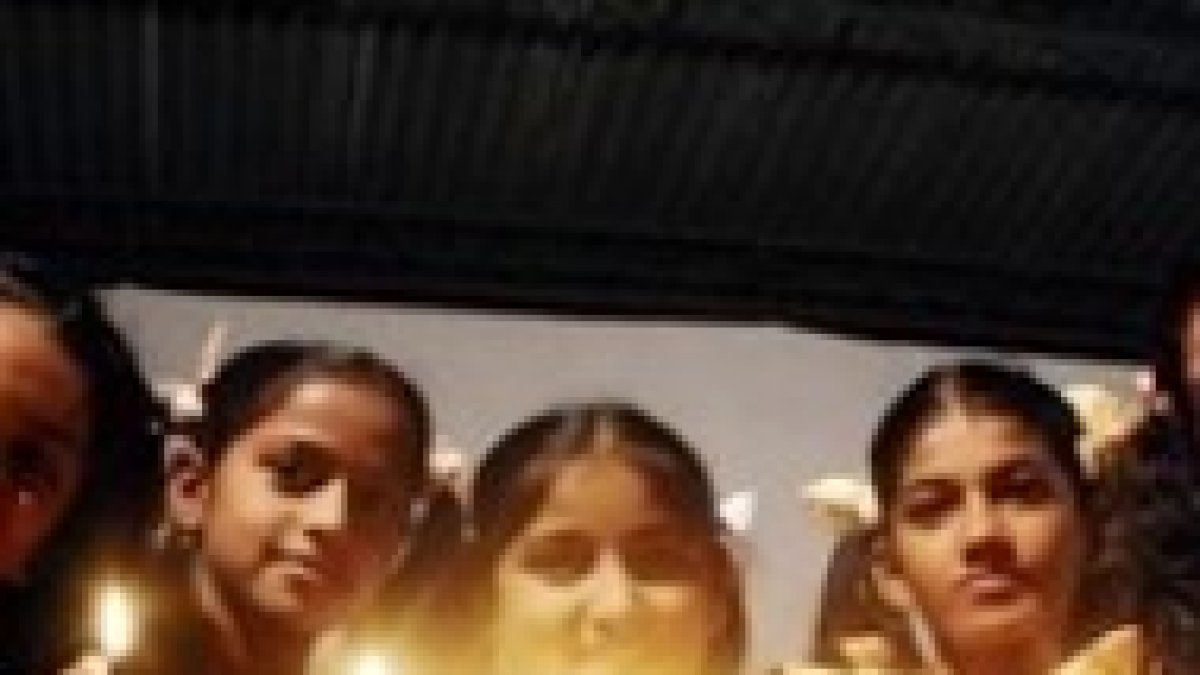 Niñas indias en plena campaña 37 millones de luces