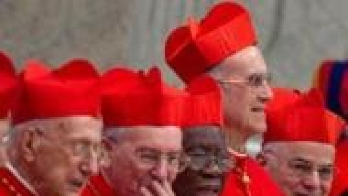 Cardenales en el Vaticano