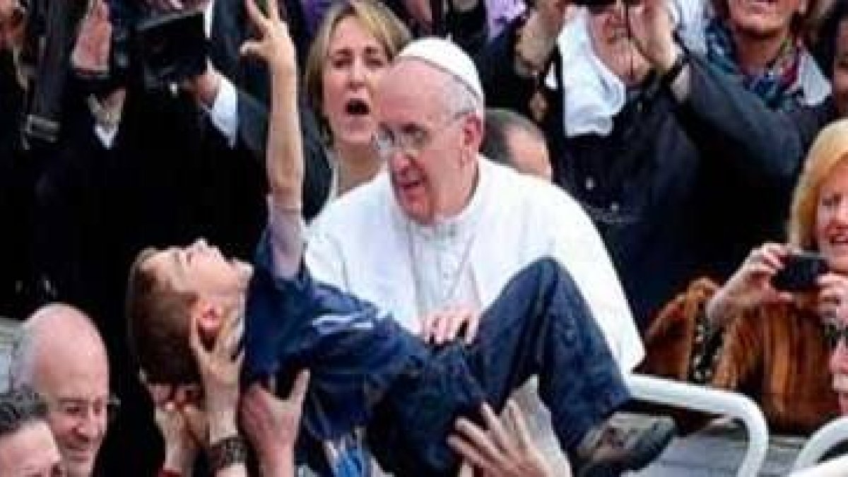 Papa Francisco con un niño