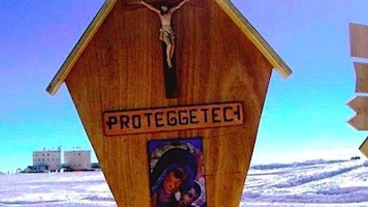 Un grupo de científicos construye una capilla a la Virgen María en medio de la Antártida