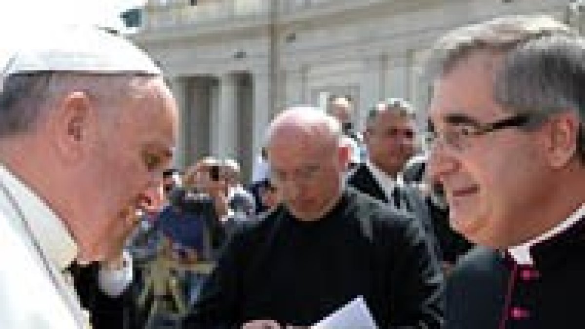 Monseñor Galindo, con un buen regalo en las manos.