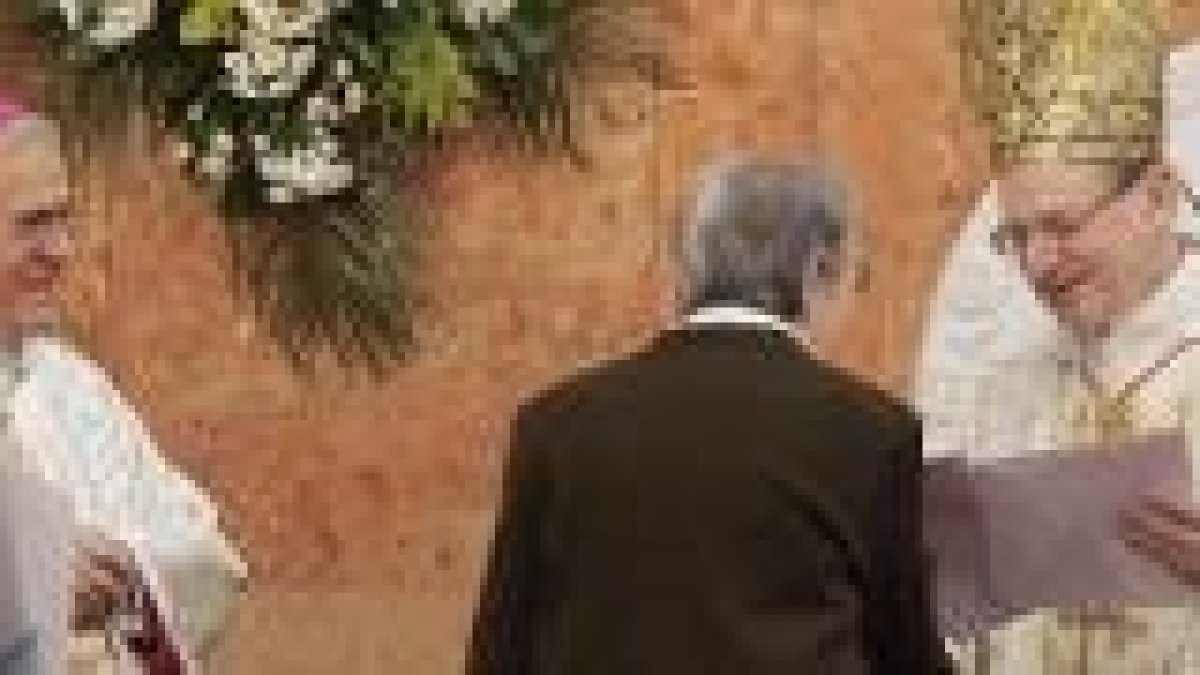 El obispo Demetrio, el cardenal Amato y la superiora de la congregación