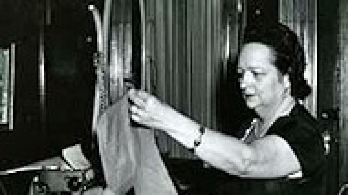 Cora Evans, siempre junto a su máquina de escribir.