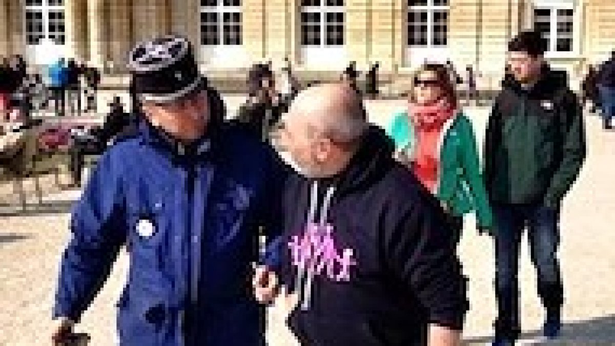 Detenidos en los Jardines de Luxemburgo.