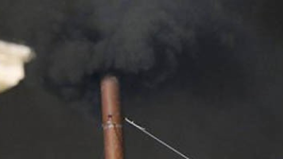 Fumata negra: los cardenales van a dormir meditando los nombres de su primera votación