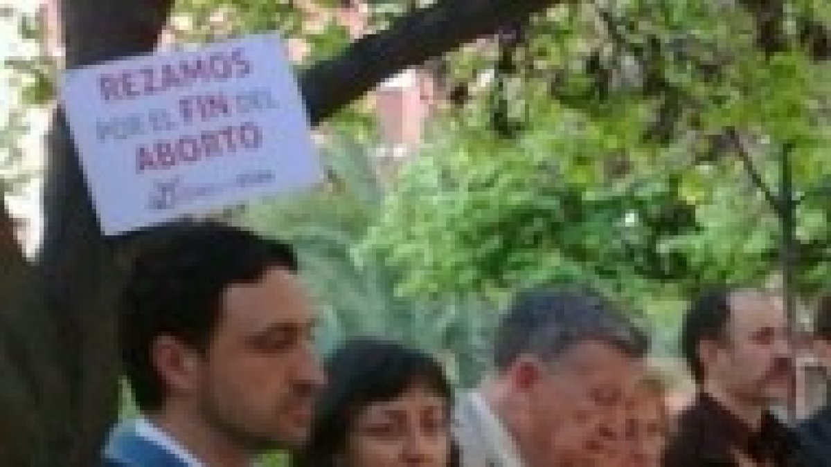 Un grupo de oración ante un abortorio en Valencia