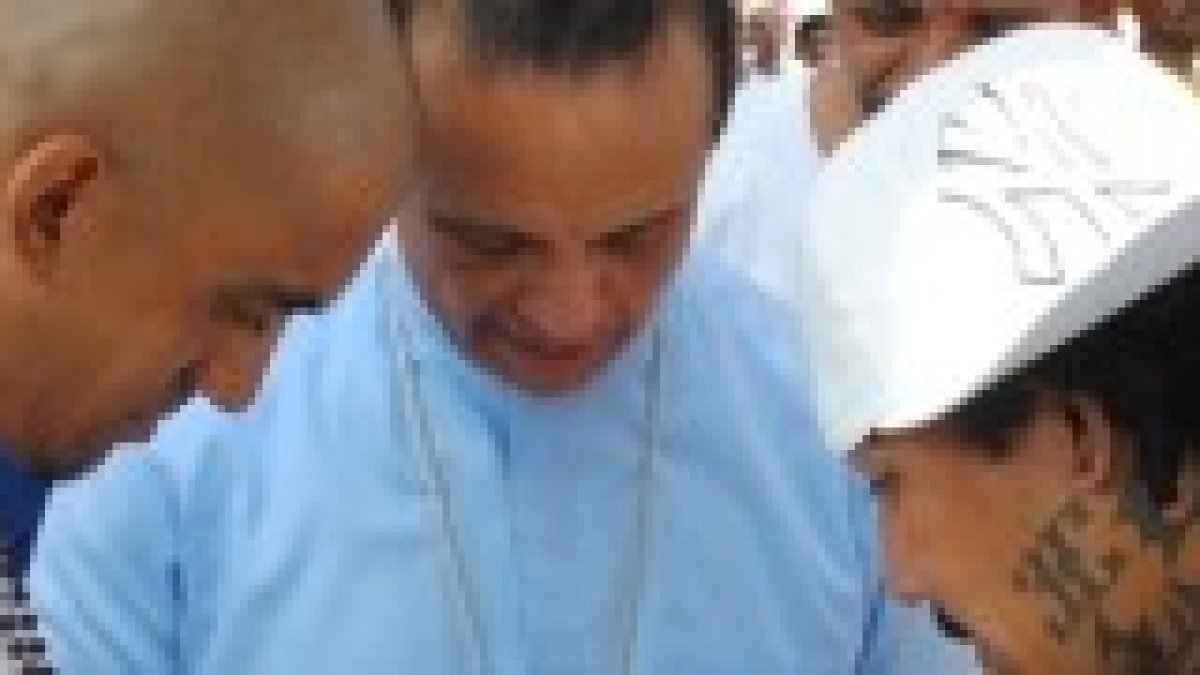 El obispo castrense, Colindres, ora con pandilleros