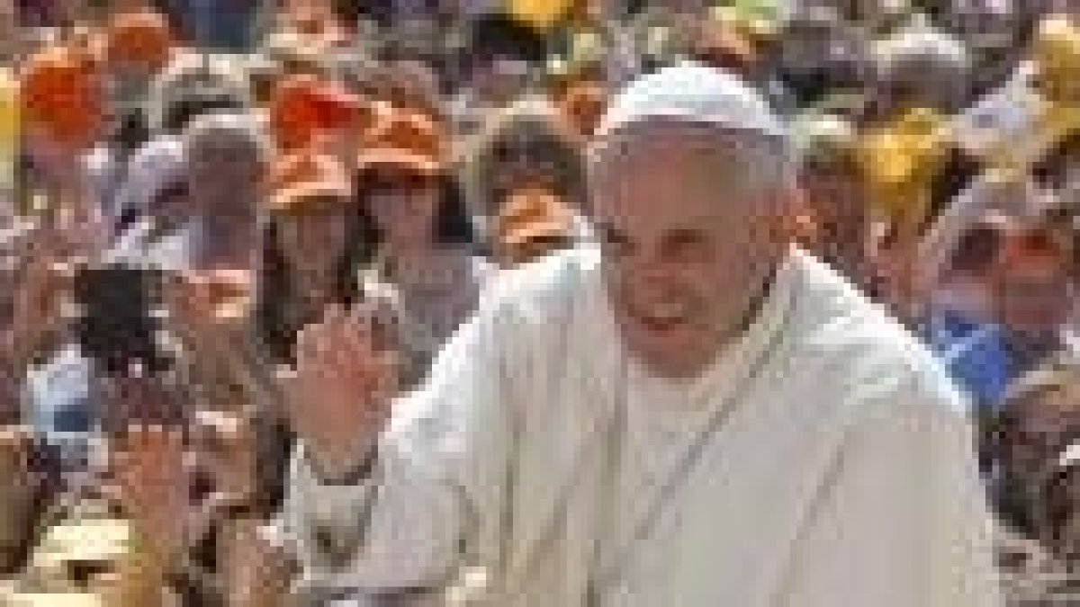 El Papa Francisco saluda tras la catequesis