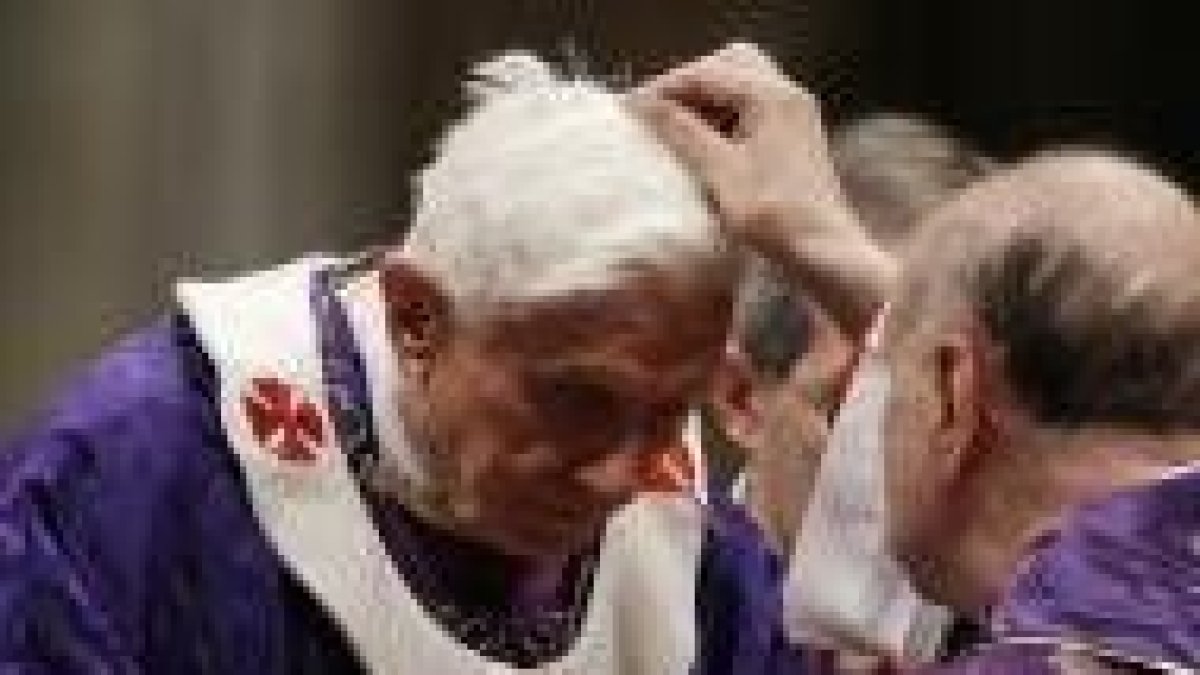 Benedicto XVI recibe la ceniza